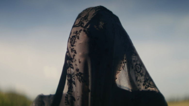 The Woman in the Yard still 3