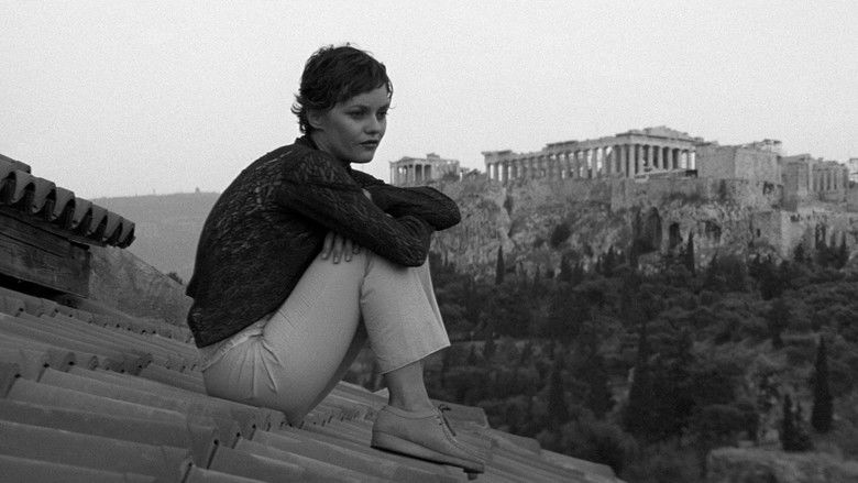 The Girl on the Bridge still 4